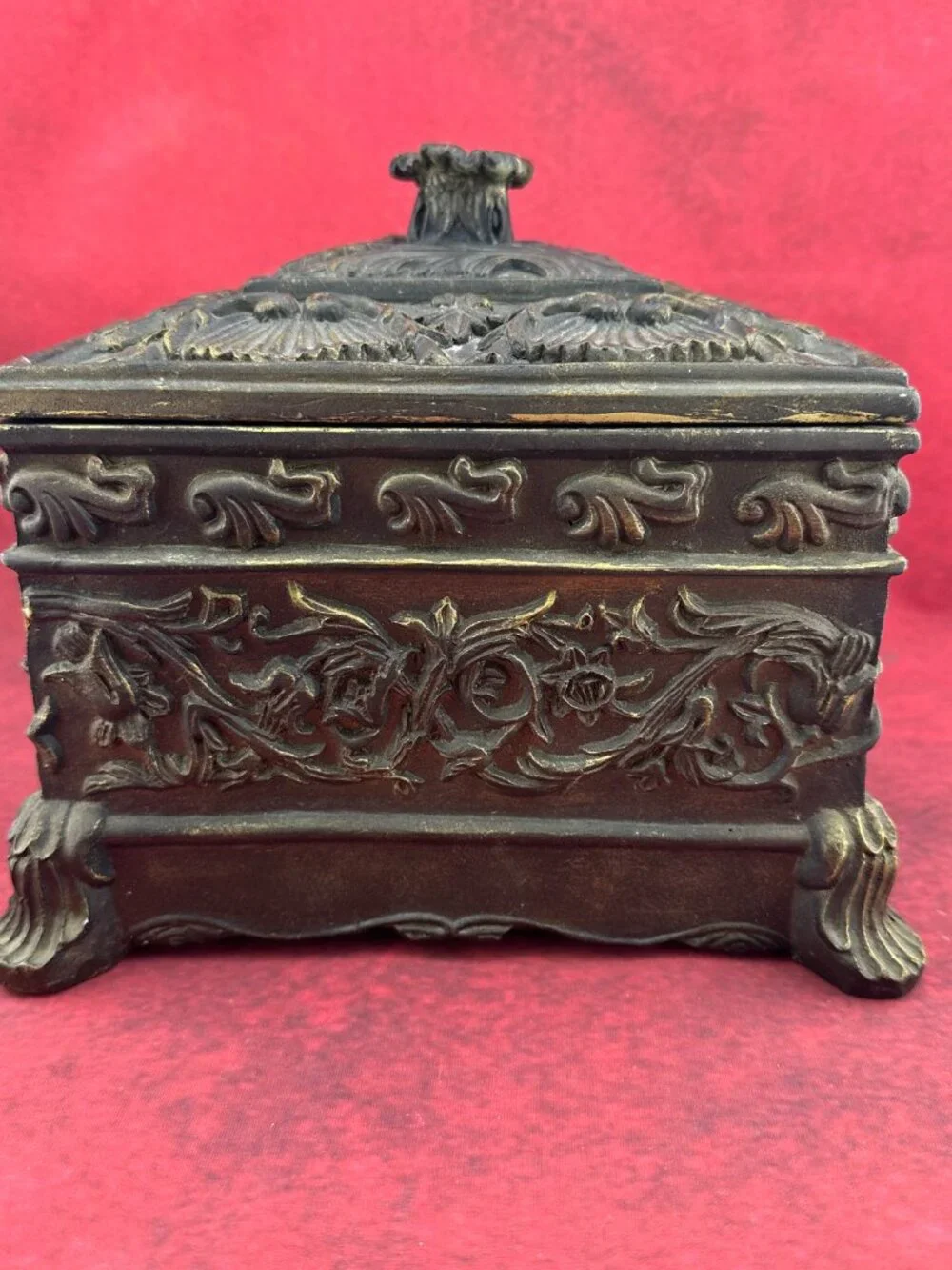 VINTAGE FOOTED JEWELRY RESIN DECORATED WITH FLORAL RELIEFS SQUARE BOX